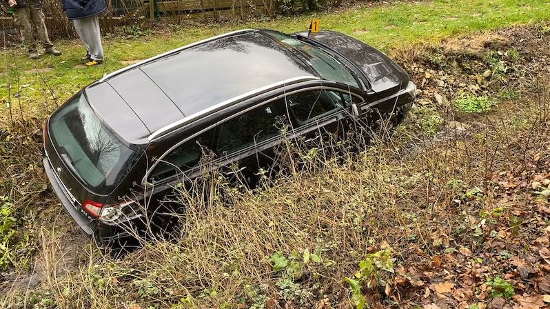 Po nehodě v Karlickém údolí zůstalo auto v potoce